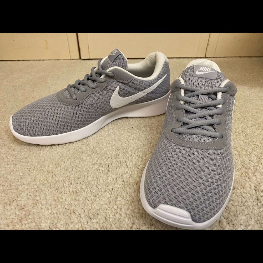 Nike Women’s Tanjun Shoes (Gray) NEW Size 9
